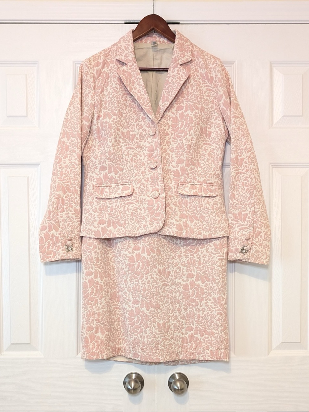2005 Real Y2K Vintage Pink Floral Metal Butterfly Detail Two Piece Suit Skirt